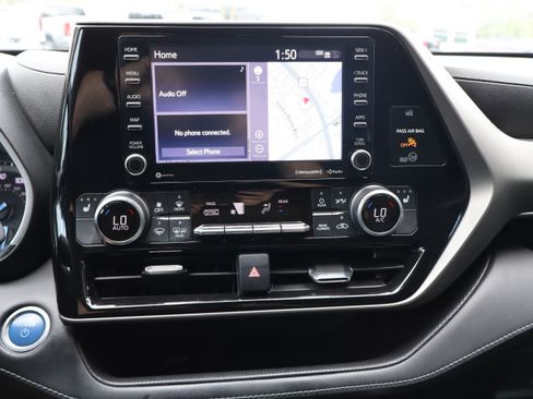 Used 2021 Toyota Highlander XLE AWD/4WD image 47