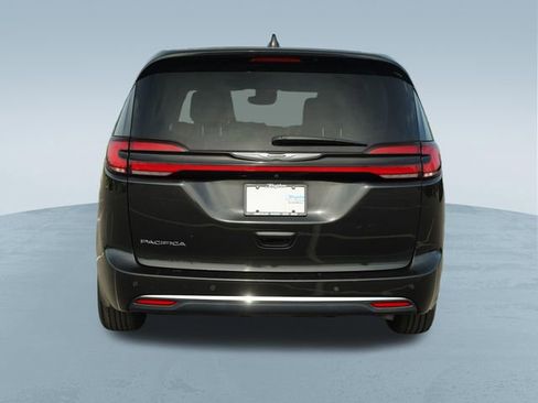 Used 2023 Chrysler Pacifica Touring-L FWD image 8