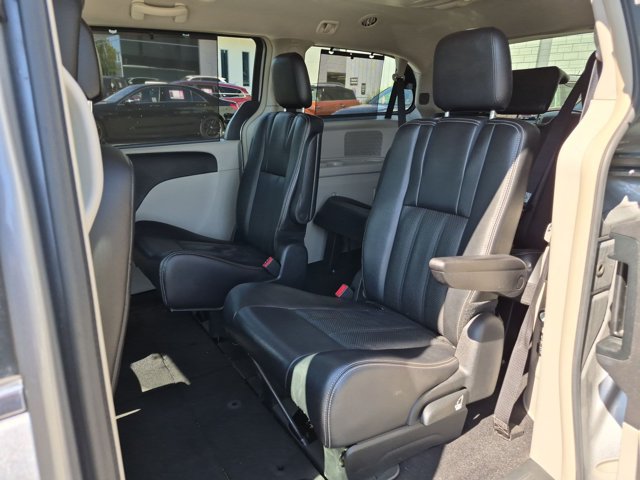Used 2014 Chrysler Town & Country Touring-L w/ Driver Convenience Group FWD image 18