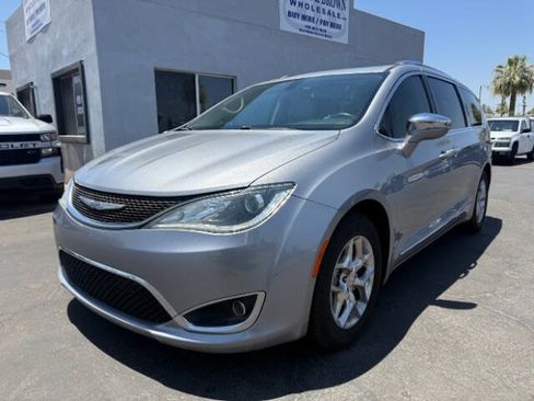 Used 2017 Chrysler Pacifica Limited w/ UConnect Theater Package FWD image 7