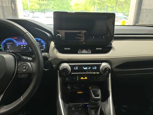 Used 2024 Toyota RAV4 Limited w/ Advanced Technology Package AWD/4WD image 20