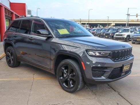 Used 2023 Jeep Grand Cherokee Altitude AWD/4WD image 4