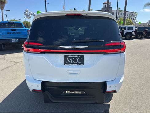 Used 2024 Chrysler Pacifica Touring image 12
