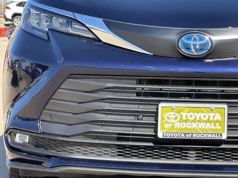 Used 2025 Toyota Sienna XLE w/ XLE Plus Package image 8