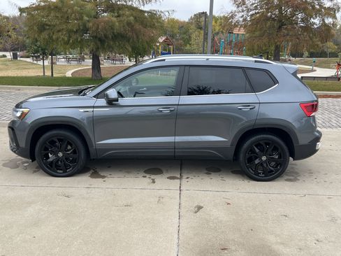 Certified 2022 Volkswagen Taos SE w/ Panoramic Sunroof Package image 7