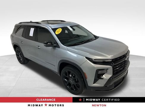 Used 2024 Chevrolet Traverse RS image 1