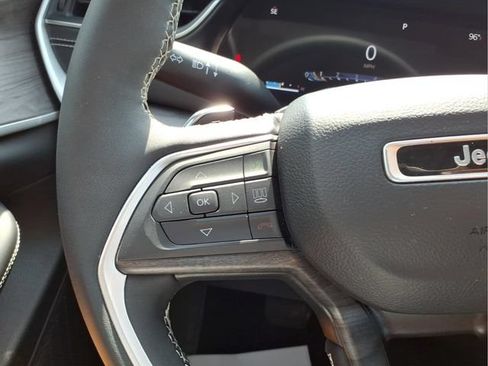 Used 2023 Jeep Grand Cherokee L Limited AWD/4WD image 16