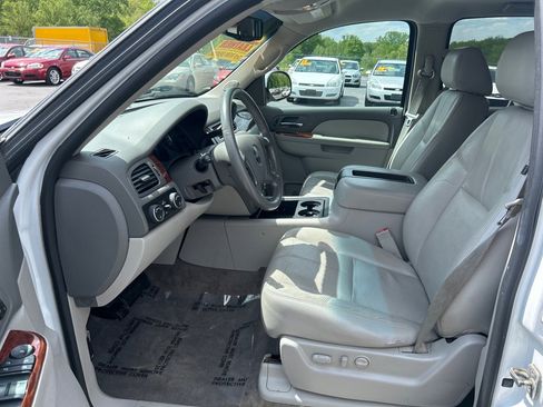 Used 2014 GMC Yukon XL SLT w/ SLT-2 Equipment Package AWD/4WD image 9