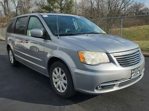 Used 2014 Chrysler Town & Country Touring image 8