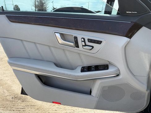 Used 2014 Mercedes-Benz E 550 4MATIC Sedan image 23