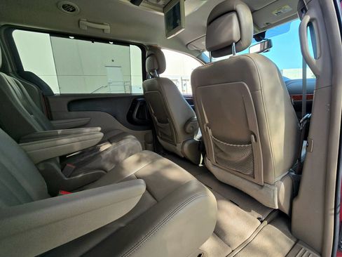 Used 2014 Chrysler Town & Country Touring-L w/ Driver Convenience Group FWD image 45