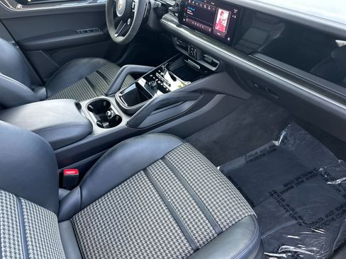 Certified 2024 Porsche Cayenne Coupe AWD/4WD image 17
