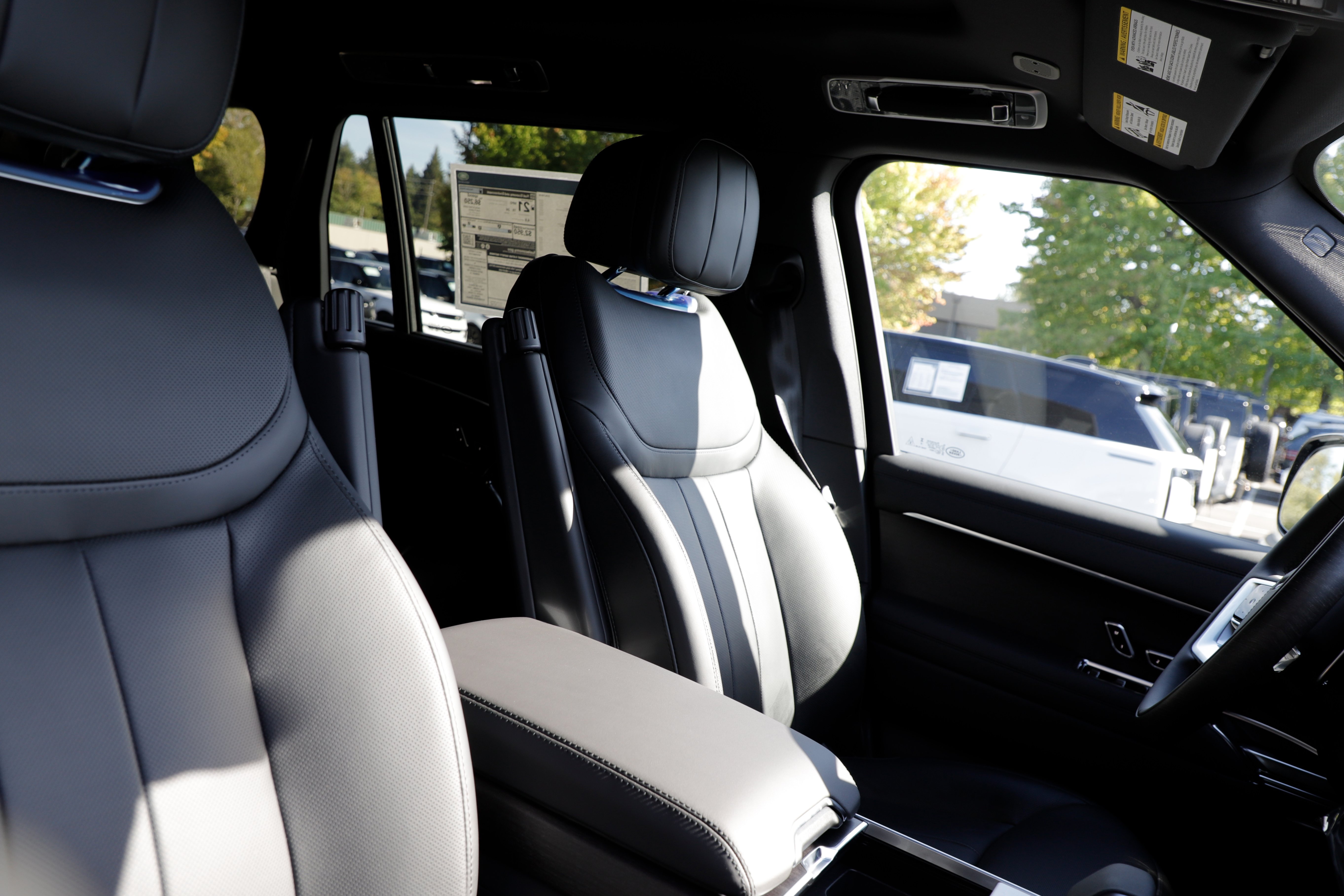 New 2026 Land Rover Range Rover Long Wheelbase SE AWD/4WD image 12