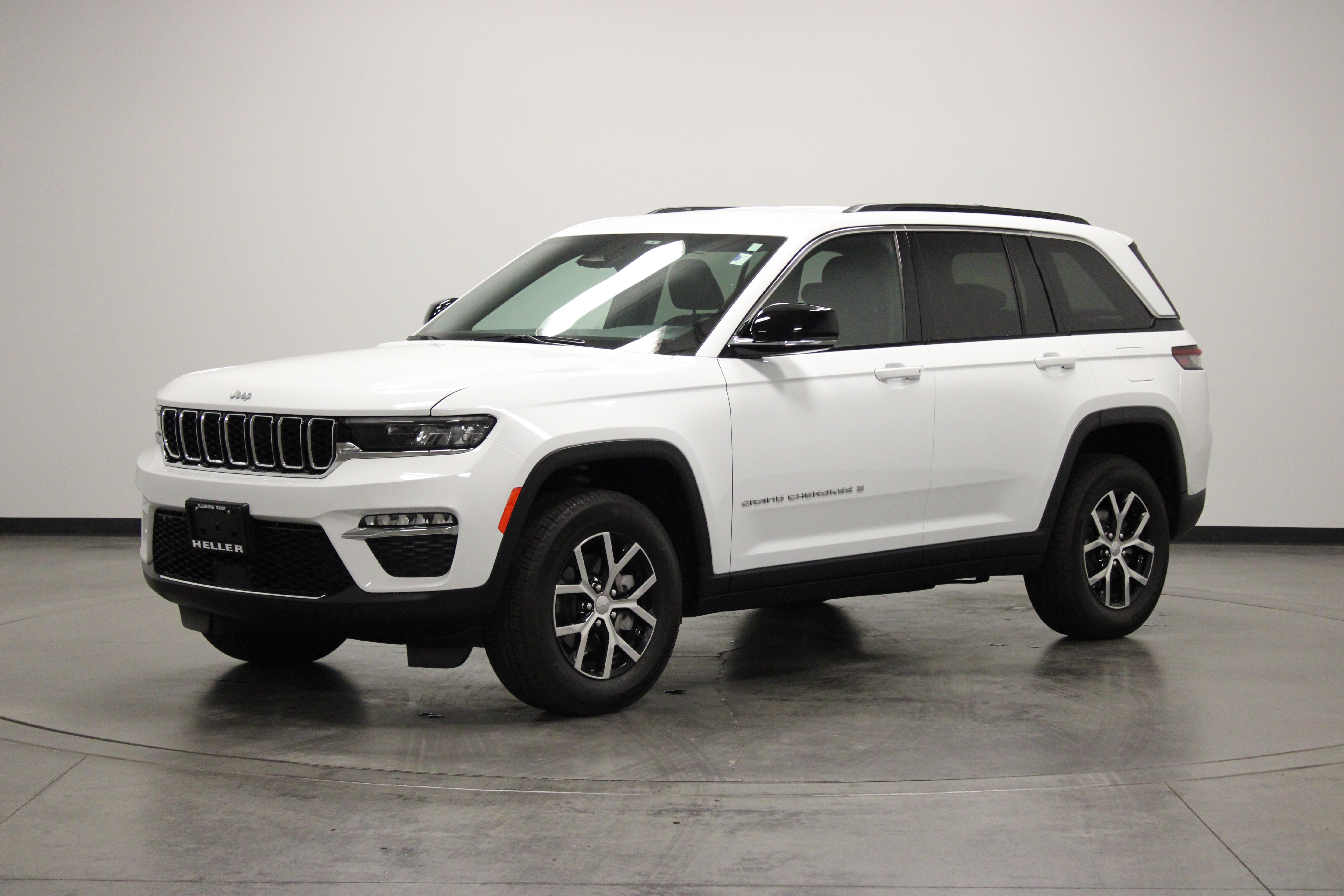 Used 2025 Jeep Grand Cherokee Limited AWD/4WD image 4