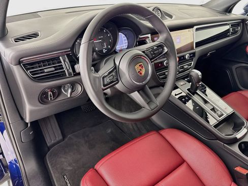 Certified 2025 Porsche Macan AWD/4WD image 4