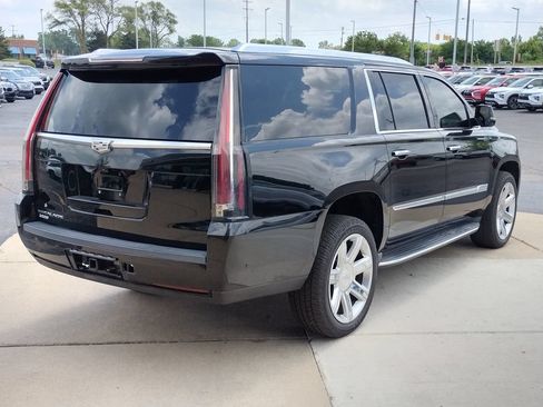 Used 2019 Cadillac Escalade ESV Luxury AWD/4WD image 18