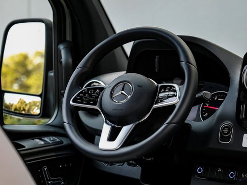 Used 2023 Mercedes-Benz Sprinter 3500 image 39