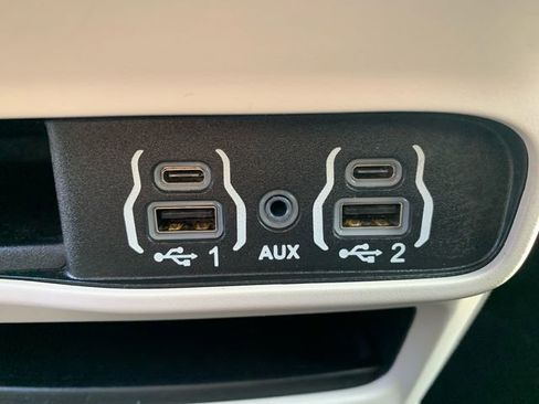 Used 2024 Chrysler Pacifica Touring-L image 35