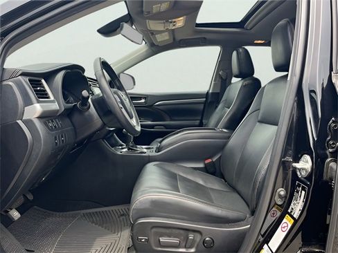 Used 2019 Toyota Highlander Limited image 16
