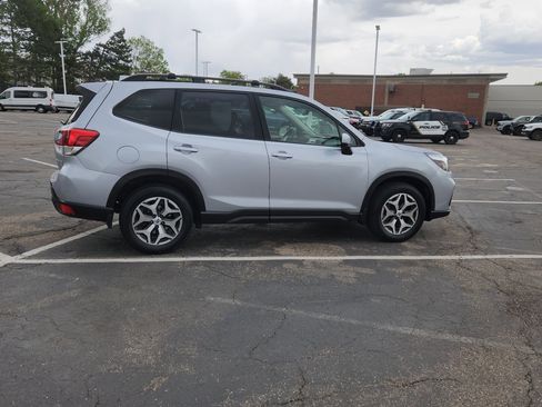 Used 2019 Subaru Forester Premium AWD/4WD image 16
