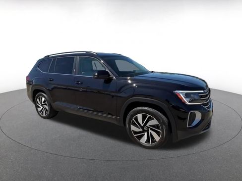 Used 2026 Volkswagen Atlas SE FWD image 2