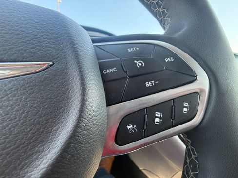 Used 2023 Chrysler Pacifica Touring-L FWD image 17