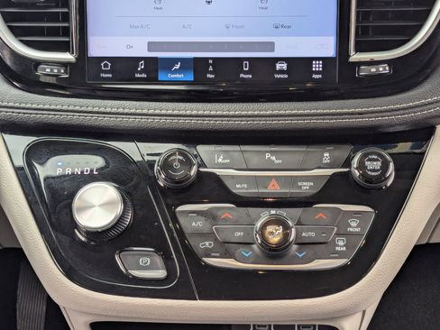 Used 2024 Chrysler Pacifica Select image 21