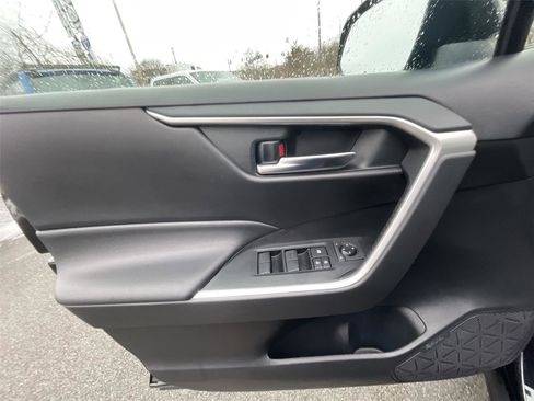 Used 2020 Toyota RAV4 XLE image 13