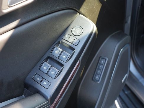 Used 2020 GMC Yukon XL SLT w/ Premium Edition image 17