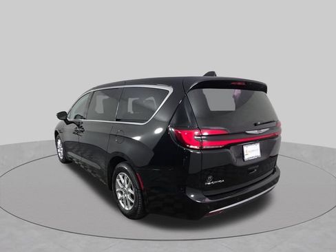 Used 2024 Chrysler Pacifica Touring-L FWD image 7