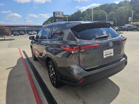 Used 2022 Toyota Highlander XLE image 7