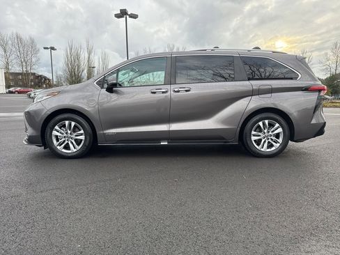 Used 2021 Toyota Sienna Limited image 4