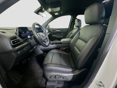 Used 2025 Chevrolet Traverse LT FWD image 13
