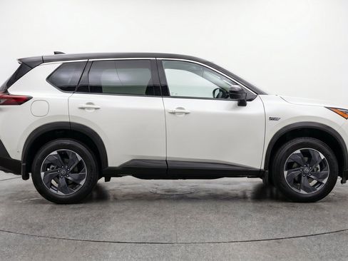 Used 2025 Nissan Rogue SV FWD image 11