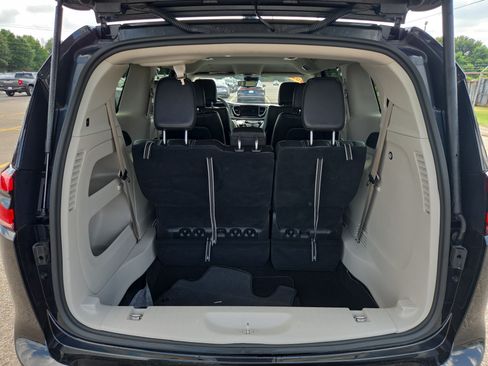 Used 2023 Chrysler Pacifica Touring-L FWD image 10