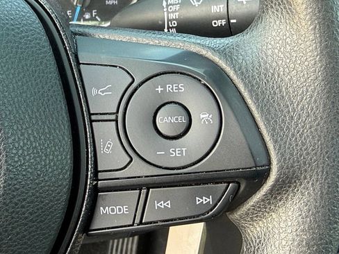Used 2020 Toyota RAV4 LE w/ Carpet Mat Package AWD/4WD image 18