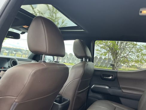 Used 2016 Toyota Tacoma Limited w/ Towing Package image 13