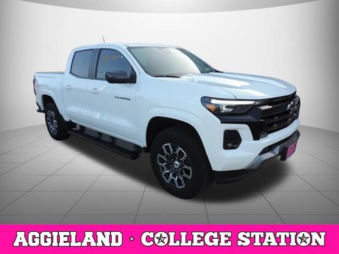 Used 2025 Chevrolet Colorado Z71 w/ Technology Package AWD/4WD image 3