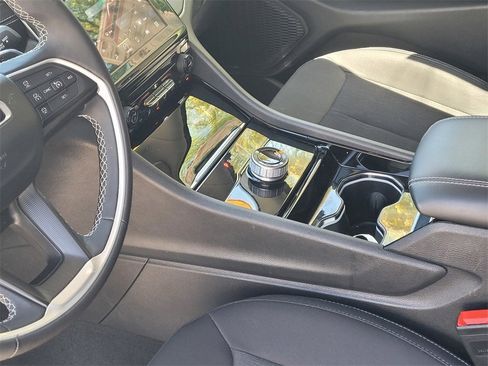 Used 2023 Jeep Grand Cherokee L Laredo image 18