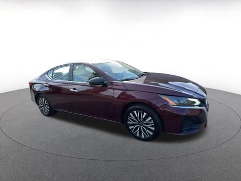 Used 2025 Nissan Altima 2.5 SV image 2