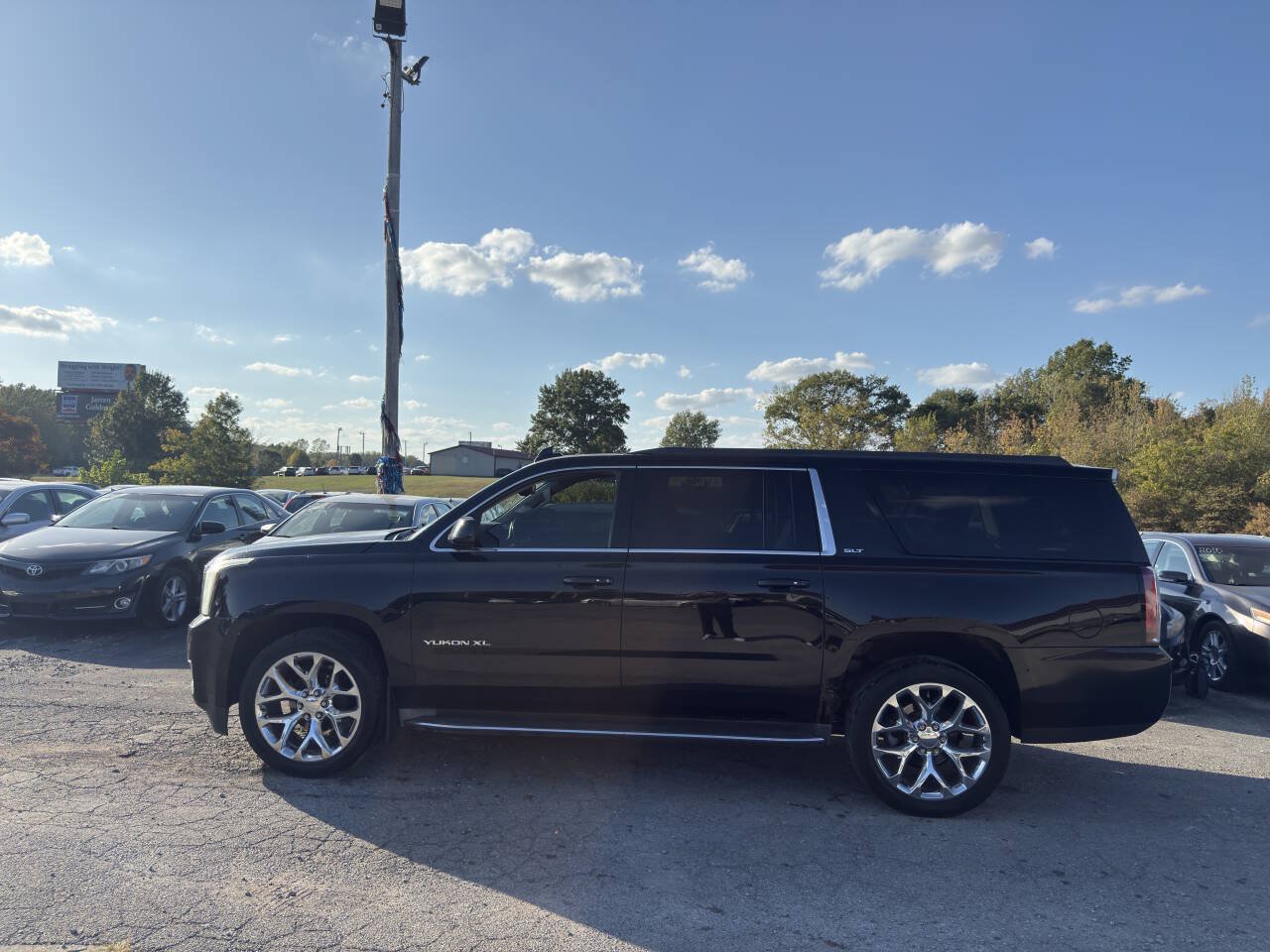 Used 2015 GMC Yukon XL SLT w/ Open Road Package AWD/4WD image 3