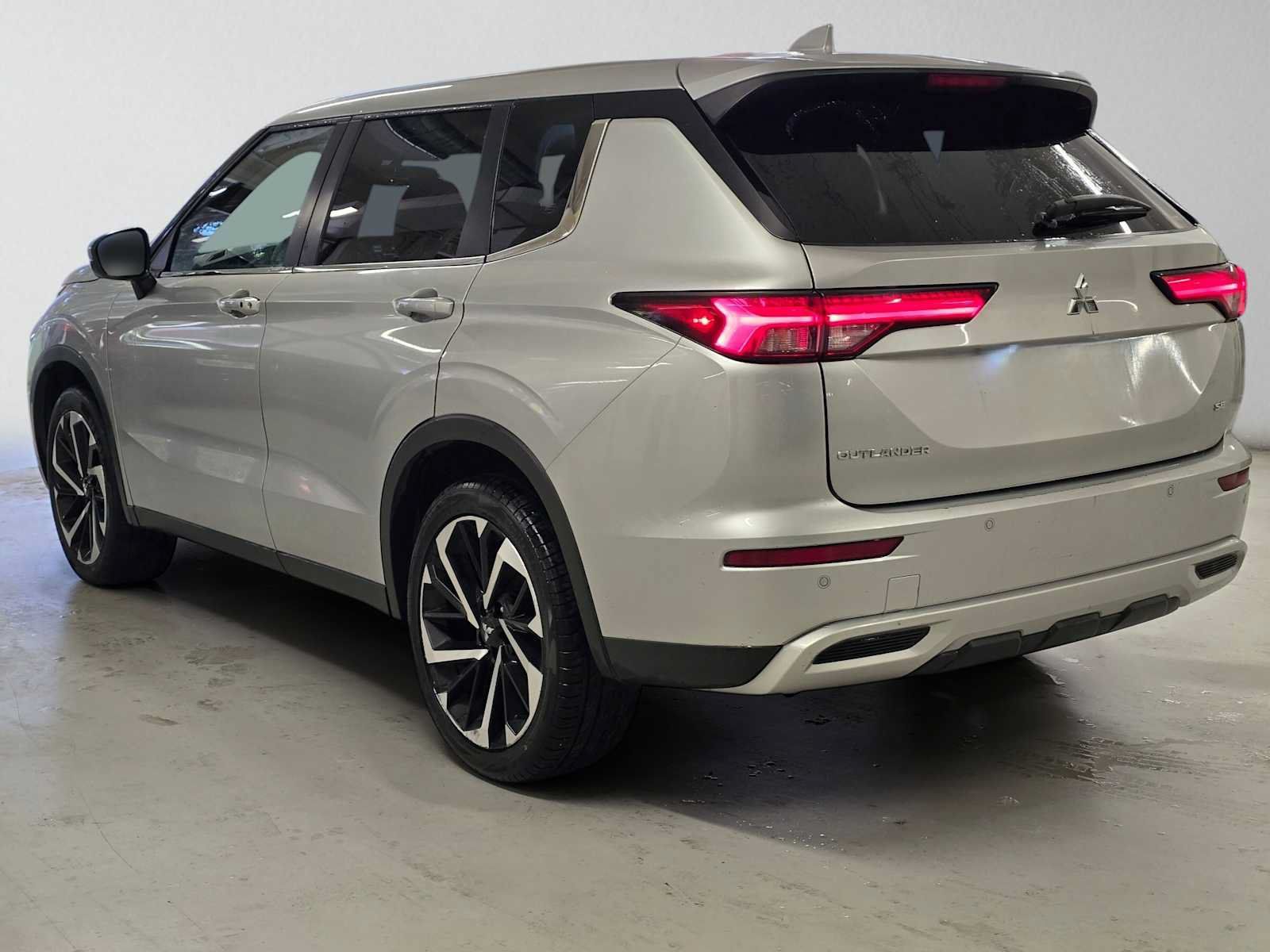 Used 2024 Mitsubishi Outlander SE AWD/4WD image 3