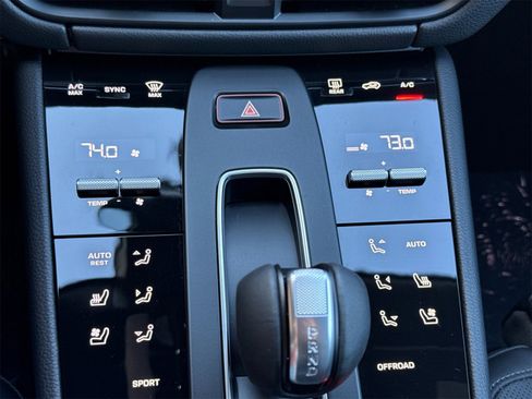 Used 2025 Porsche Macan image 24