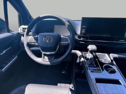 Used 2025 Toyota Sienna Limited AWD/4WD image 5
