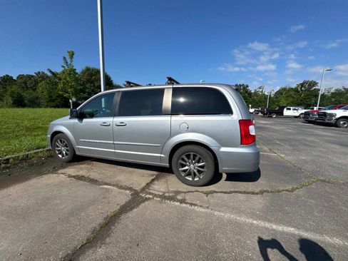 Used 2016 Chrysler Town & Country S w/ Driver Convenience Group FWD image 10