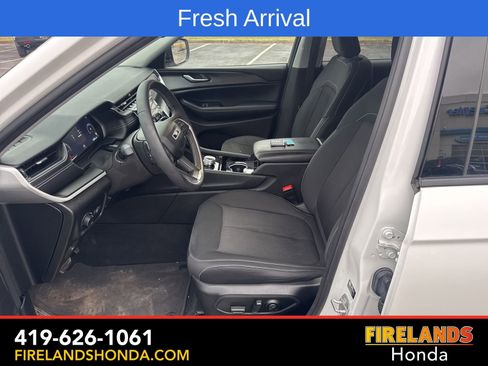 Used 2023 Jeep Grand Cherokee Laredo image 14