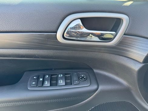 Used 2019 Jeep Grand Cherokee Altitude image 18
