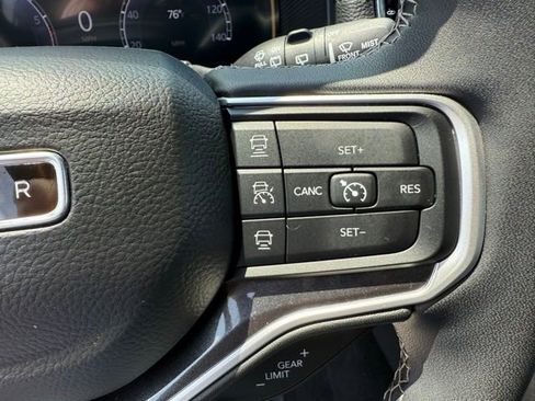 Used 2024 Jeep Wagoneer Base w/ Convenience Group I image 18