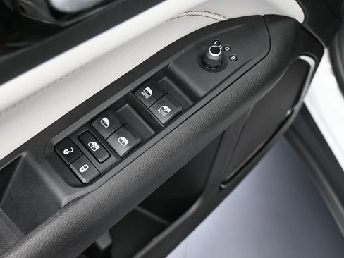 Used 2023 Jeep Compass Limited image 16