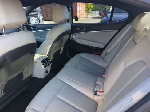 Used 2023 Genesis G70 2.0T RWD image 6